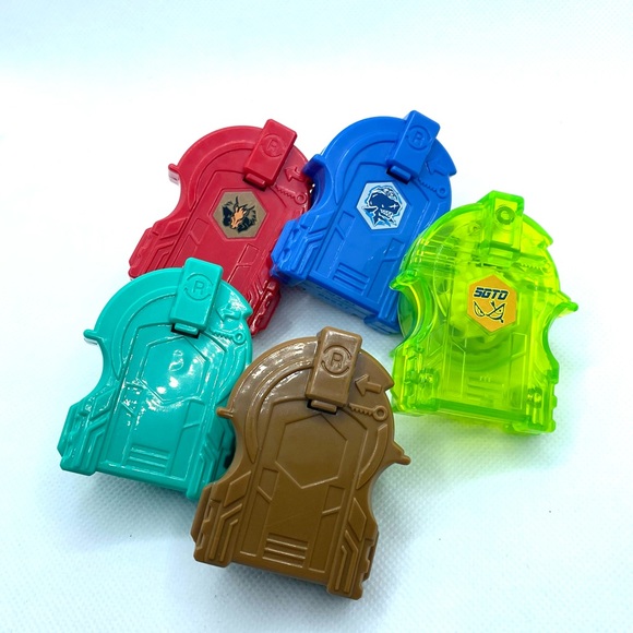 Beyblade Metal Masters Lot of 5 With Carrying Case and Accesories - Picture 6 of 9